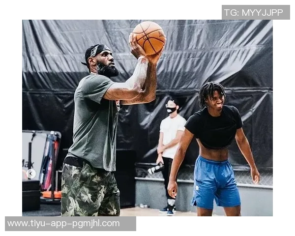 詹姆斯赞马克西谦逊每年共同训练备战新赛季